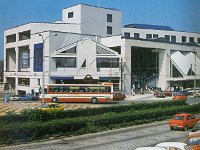 Autobusni kolodvor, Avenija Marina Držića, oko 1987. godine. Te je godine proradila zgrada novog kolodvora  Autobusni kolodvor Zagreb (AKZ) najprometniji je hrvatski autobusni kolodvor, pa i mnogo šire. Otvoren je 17. studenog 1961. na današnjem Langovom trgu, a na današnju lokaciju premješten je već 4. srpnja 1962. godine. Nova kolodvorska zgrada otvorena je u srpnju 1987. godine.